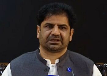 Founder of banned Balo­ch National Army Gulzar Imam alias Shambay addresses a press conference in Quetta on Monday. — DawnNewsTV