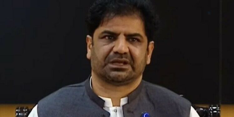 Founder of banned Balo­ch National Army Gulzar Imam alias Shambay addresses a press conference in Quetta on Monday. — DawnNewsTV