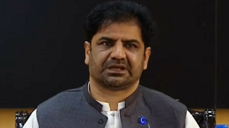 Founder of banned Balo­ch National Army Gulzar Imam alias Shambay addresses a press conference in Quetta on Monday. — DawnNewsTV