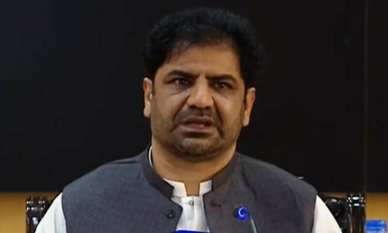 Founder of banned Balo­ch National Army Gulzar Imam alias Shambay addresses a press conference in Quetta on Monday. — DawnNewsTV