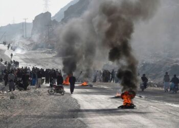 TOPSHOT – Members of Shiite Hazara community burn tyres during a protest after the killing of 11 workers of their community, in Quetta on January 3, 2021. (Photo by BANARAS KHAN/AFP via Getty Images)