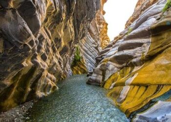 Khuzdar (Brahui/Balochi: قصدار; Urdu: خضدار, pronounced ['xʊzd̪ɑːɾ]) is the capital city of the Khuzdar District in the central part of the Balochistan province of Pakistan. Khuzdar is the 3rd-largest city of the Balochistan province and the 48th-largest city of Pakistan by population according to the 2017 census. Historically, Khuzdar was the main city and capital of the Jhalawan province of the Khanate of Kalat. From October 1952 to 1955, it became part of the Balochistan States Union. In 1955, Khuzdar became the capital of the newly formed Kalat Division. Currently, it is the largest Brahui-speaking city.[2][3][4]