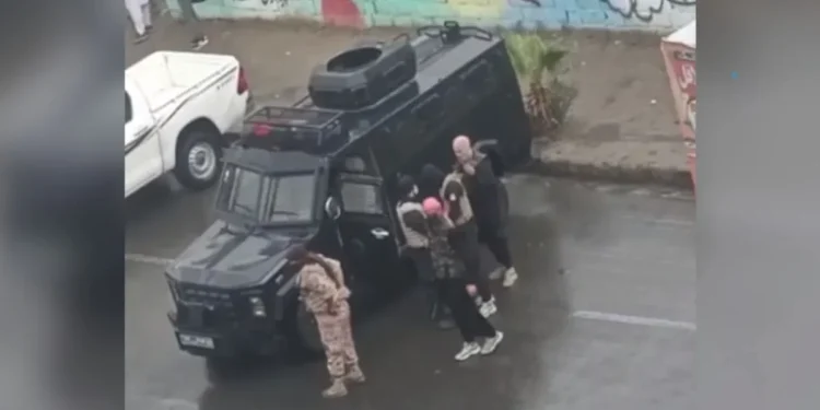 Haalvsh, a website reporting news from Sistan and Baluchistan, quoted its sources as saying that military forces have erected checkpoints along many roads and blocked access to several streets.