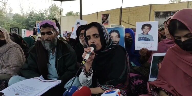 Thousands turn out to greet Mahrang Baloch in Quetta