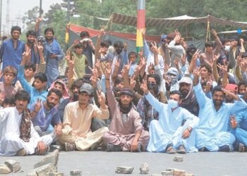 QUETTA: Baloch Yakjehti Committee supporters stage a sit-in on Sariab Road, in front of the Balochistan University, on Wednesday.—Adnan Ahmed
